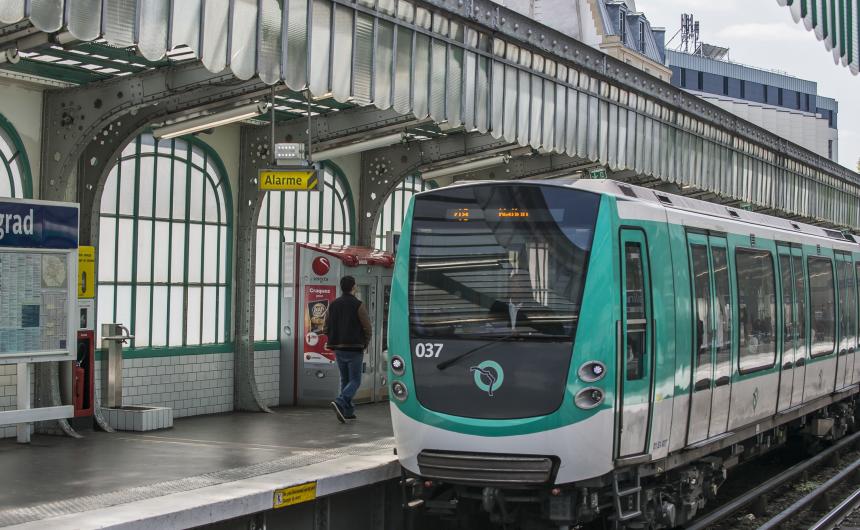 métro en gare de stalingrad