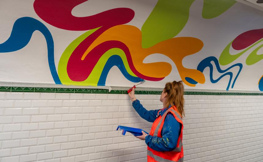 L'œuvre d’art de l'artiste Amsted dans un couloir de la station Stalingrad